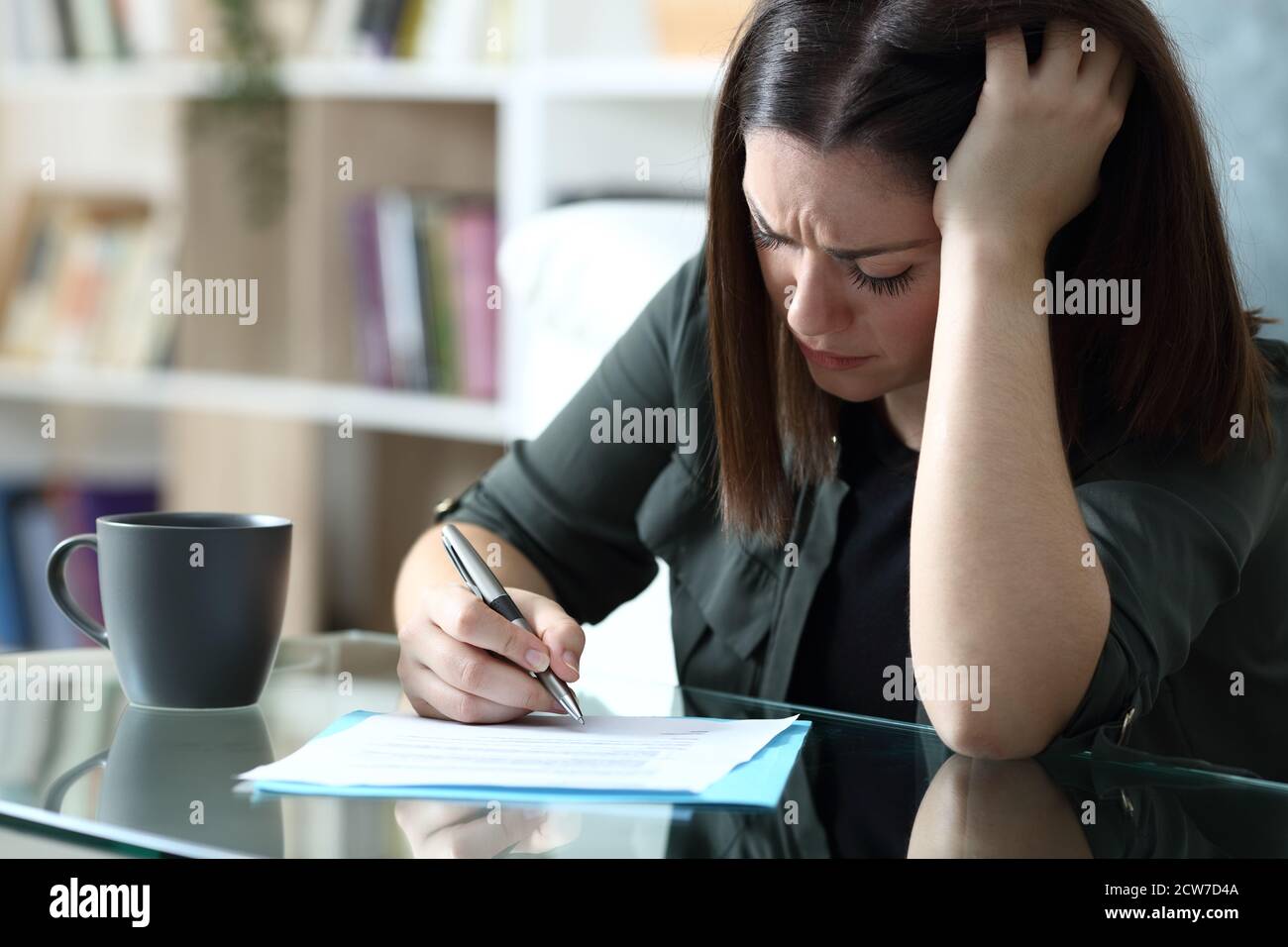 Traurige Frau, die sich beschwerte, als sie im Wohnzimmer saß Zu Hause Stockfoto