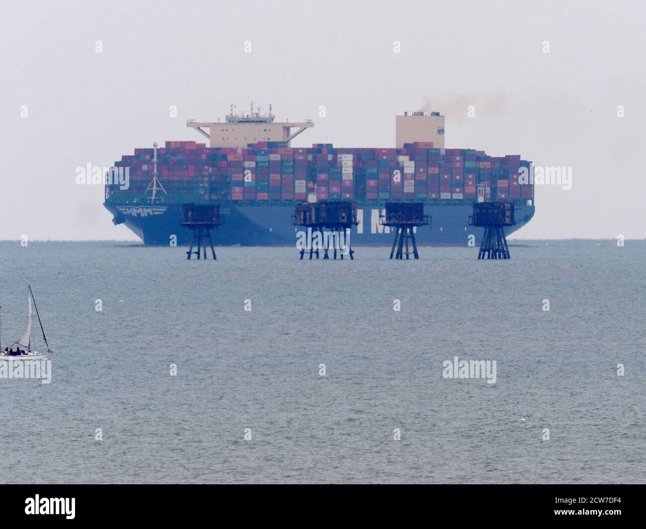 Warden, Kent, Großbritannien. September 2020. Eines der größten Containerschiffe der Welt, HMM Southampton, hat die Red Sands Towers in der Themse-Mündung von Warden, Kent aus gesehen. Kredit: James Bell/Alamy Live Nachrichten Stockfoto