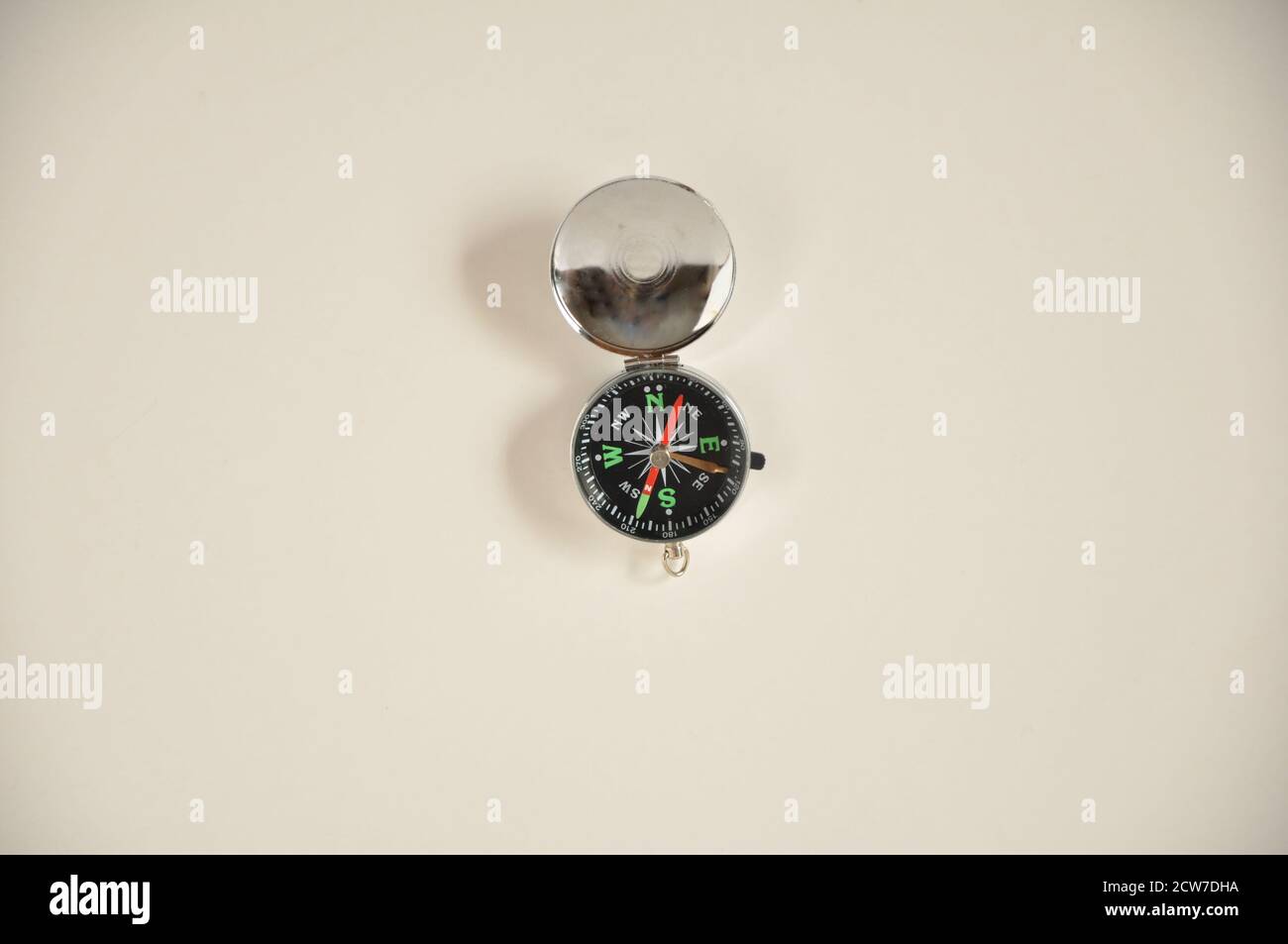 Kompass, mit Aluminiumkoffer für Abenteuertouren, Erkundungen oder Orientierungslauf, Blick von oben, weißer Sockel, Brasilien, Südamerika Stockfoto