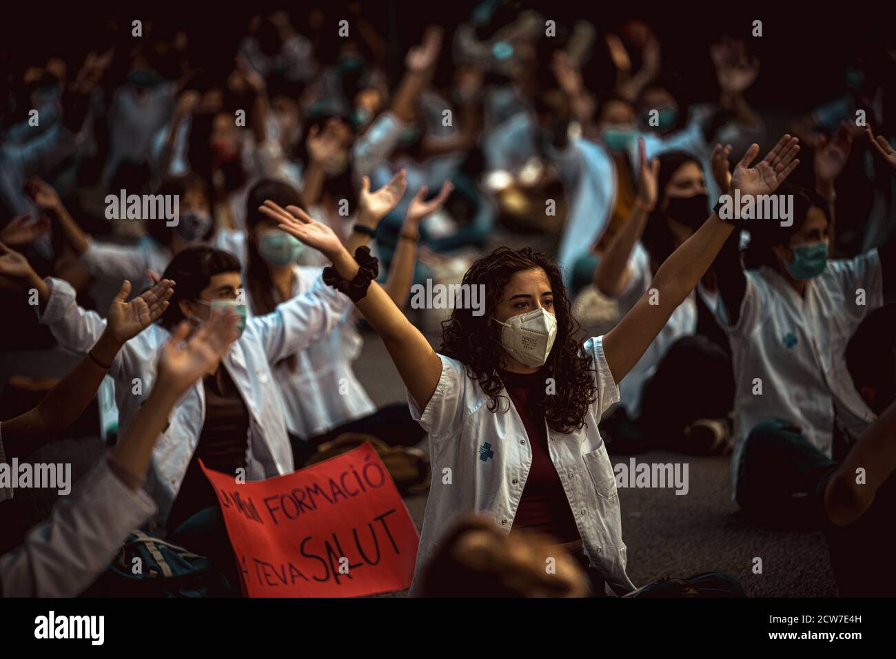 Barcelona, Spanien. September 2020. Junge Hausärzte rufen Slogans auf, während sie während ihrer postgradualen Ausbildung, die sich auf das Gesundheitssystem spezialisiert hat, wegen niedriger Löhne, hoher Arbeitszeiten und mangelnder Überwachung über prekäre Bedingungen protestieren. Quelle: Matthias Oesterle/Alamy Live News Stockfoto