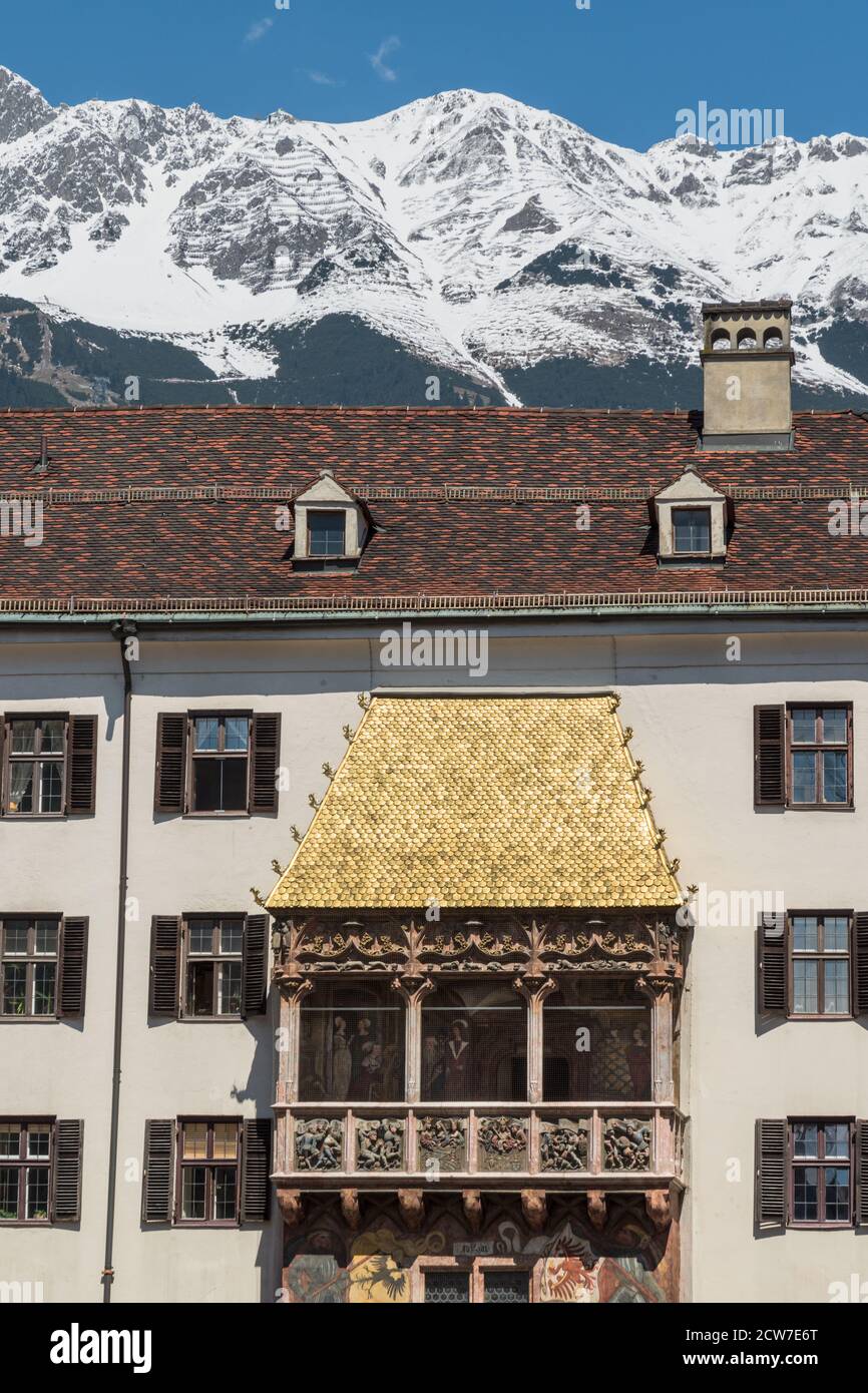 INNSBRUCK, ÖSTERREICH - 5. MAI 2016: Das ikonische kupfergeflieste Goldene Dach in der Altstadt von Innsbruck, Österreich. Die schneebedeckten Gipfel der Alp Stockfoto