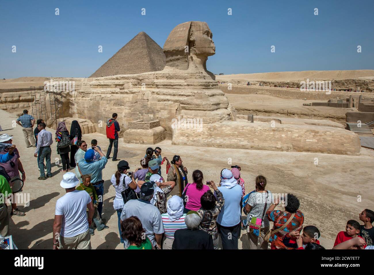 Besucher von Gizeh in Kairo, Ägypten, sehen die Pyramide von Khufu und die Sphinx. Die große Sphinx ist ein großer menschlicher Löwe, der aus Sandstein geschnitzt wurde. Stockfoto