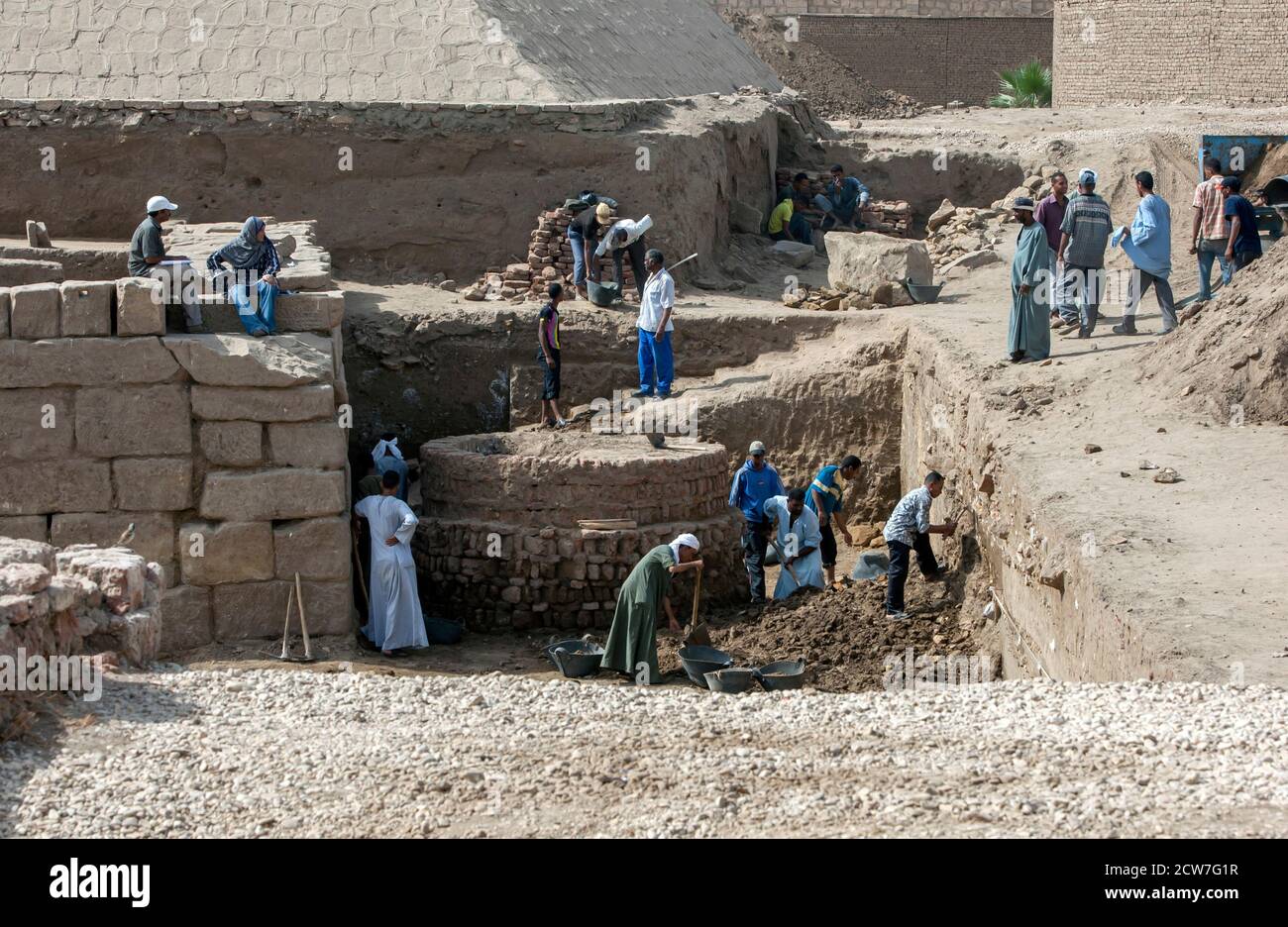 Arbeiter graben einen Abschnitt von Ruinen neben dem Eingang des Karnak-Tempels in Luxor, Ägypten. Der Tempelkomplex ist den Thebanischen Göttern gewidmet Stockfoto