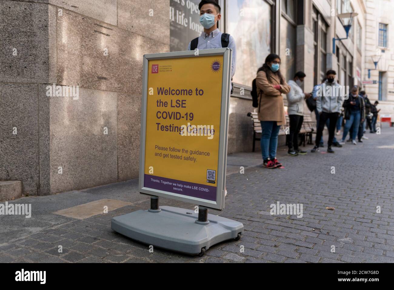 London, Großbritannien. 28. September 2020. Die Schüler warten auf einen Test im Covid-19 Testzentrum an der London School of Economics (LSE) in Aldwych. Die Manchester Metropolitan University befindet sich derzeit in einer spezifischen Sperre, da die Coronavirus-Pandemie andauert. Kredit: Stephen Chung / Alamy Live Nachrichten Stockfoto