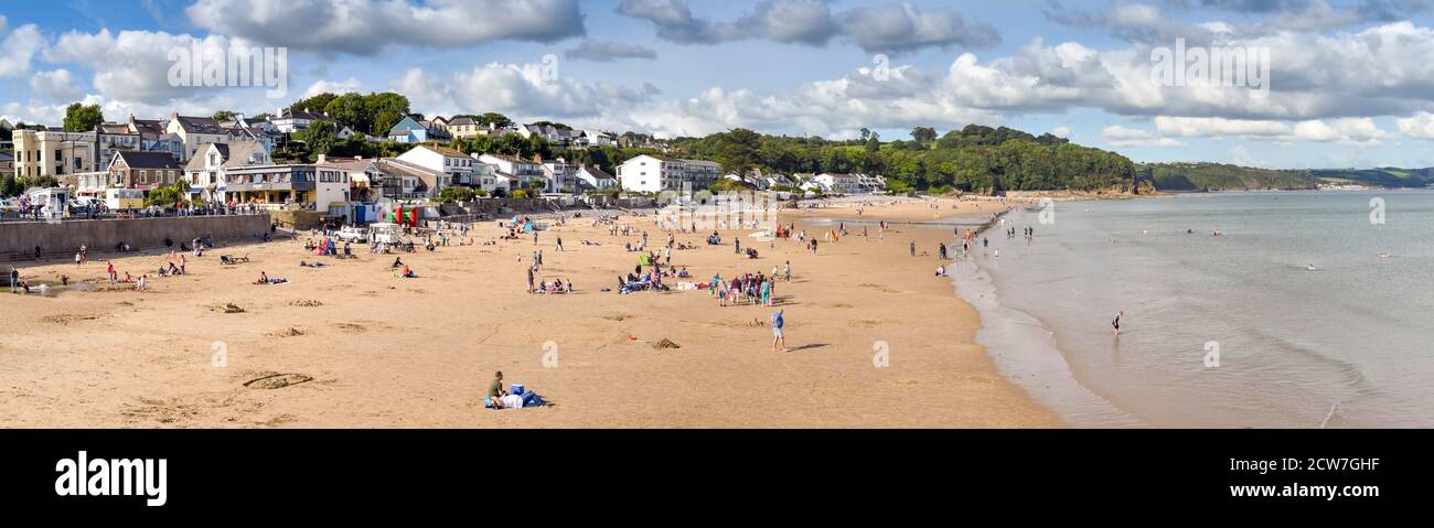 SAUNDERSFOOT, PEMBROKESHIRE, WALES - AUGUST 2018: Strandpromenade und Strand bei Ebbe in Saundersfoot, West Wales. Stockfoto