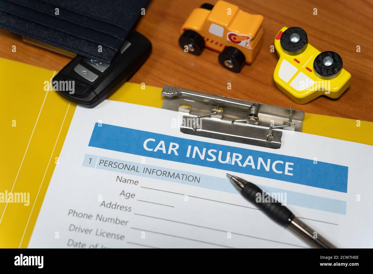 Während ich ein Bild vom Konzept des Autounfalls machte, dachte ich an eine Autoversicherung, also fügte ich Versicherungsdokumente und Requisiten hinzu. Stockfoto