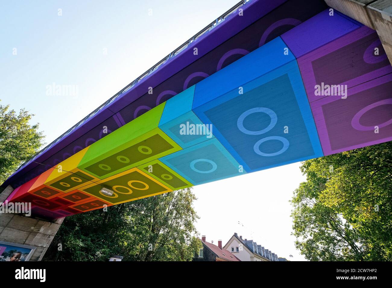 Die Lego-Brücke 2.0 oder Regenbogenbrücke ist eine Betonbalkenbrücke über Wuppertal-Langerfeld. Entwickelt von Graffiti- und Streetart-Künstler Martin Heuwold Stockfoto