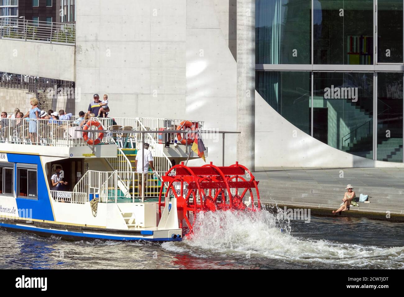 Berlin Spree Flussboot in Kanal mit Touristen und einem Frau keine Bank Berlin Deutschland Tourismus Städtetourismus Stockfoto
