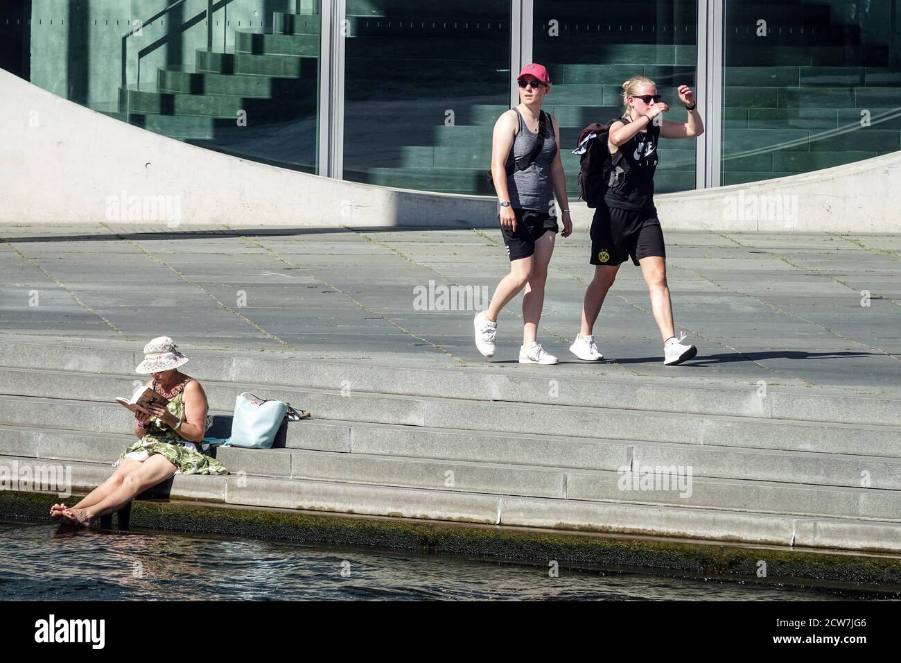 Drei Frauen Berlin Tourismus Moderne Marie-Elisabeth-Lueders-Haus Berlin Touristen Deutschland Touristen Gehen Stockfoto
