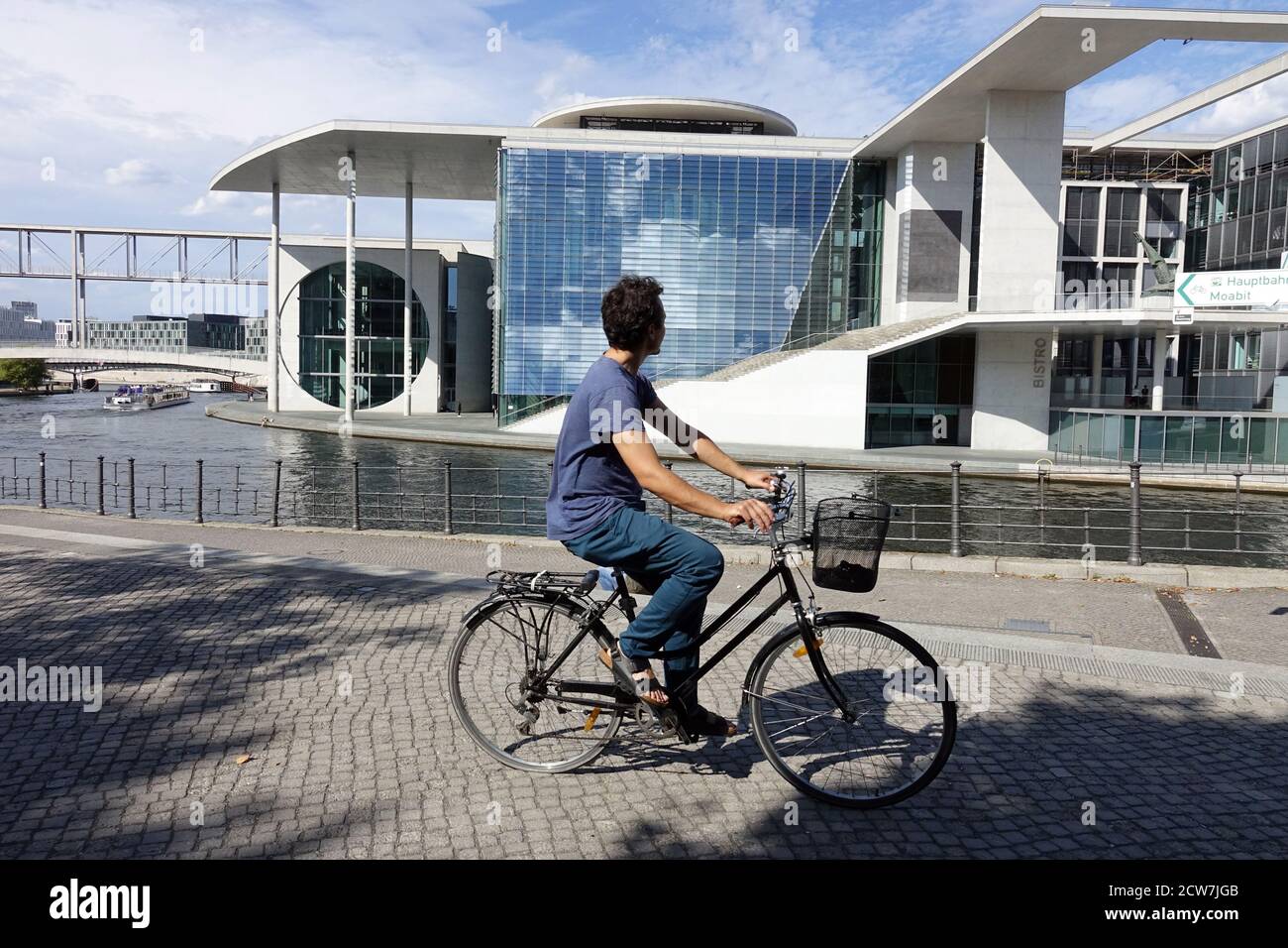 Berlin Spree River Bike, man fährt mit dem Fahrrad auf einem Radweg um einen Kanal und schaut sich Marie-Elisabeth-Lueders-Haus Berlin Radfahren Deutschland Berlin Bike an Stockfoto