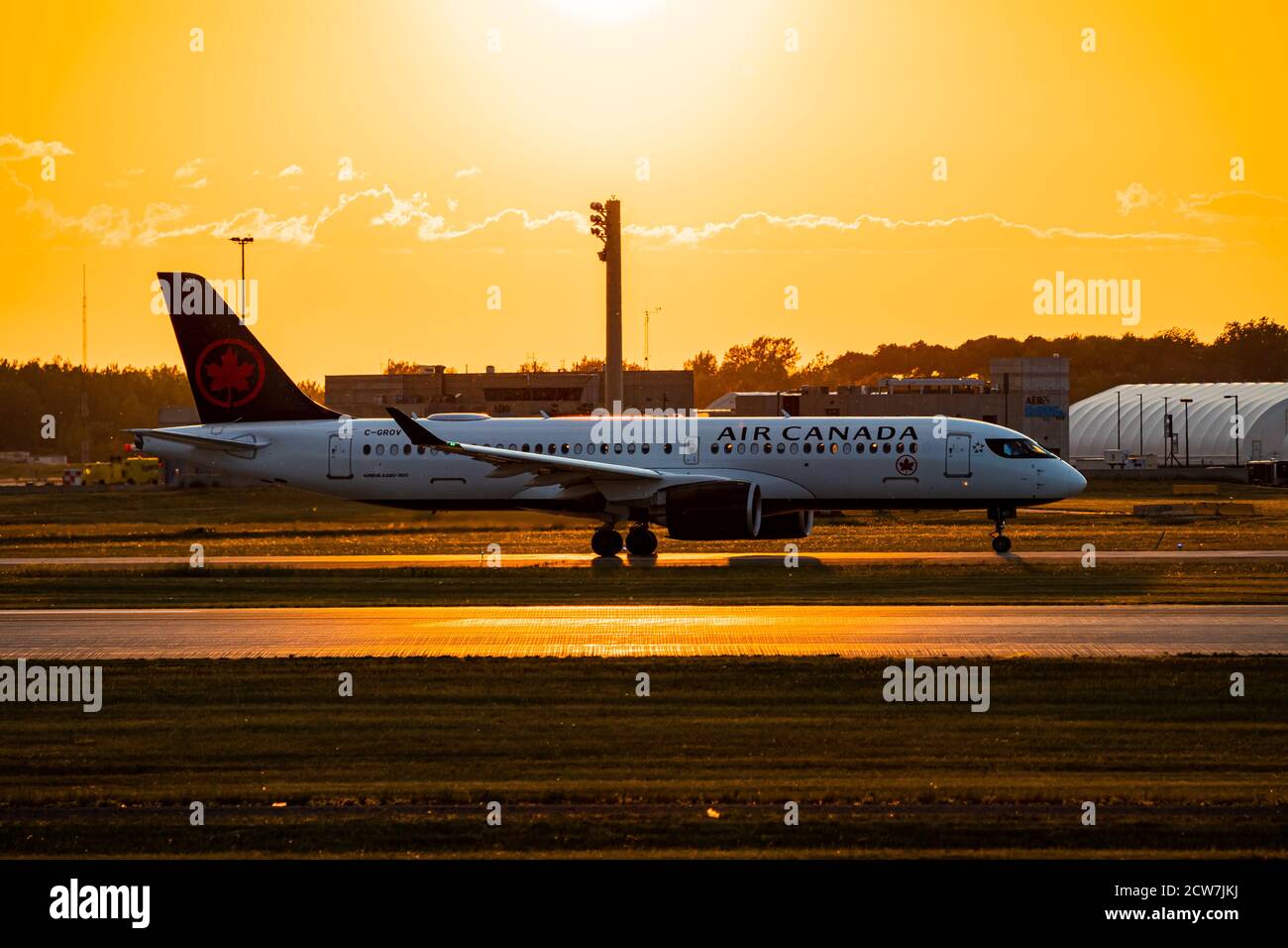 Montreal, Quebec / Kanada - 06/21/2020 : Air Canada A220-300 offiziell bekannt als CSeries CS300, besteuern für den Start am Flughafen Montreal Trudeau mit Stockfoto