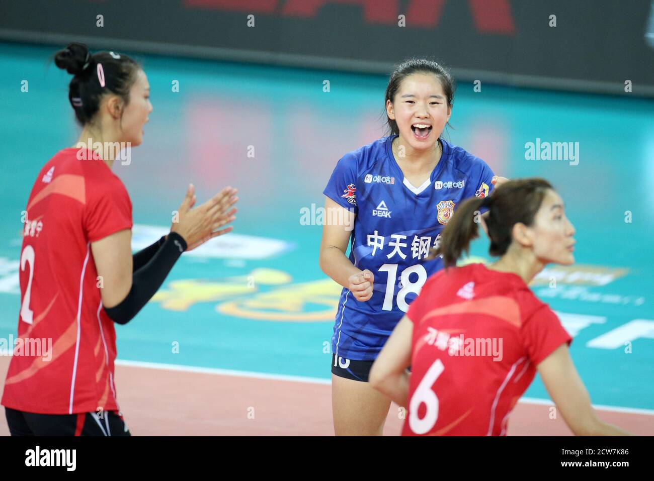 Jiangmen, Chinas Provinz Guangdong. September 2020. NI Feifan (C) aus Jiangsu feiert während der Gruppe EIN Spiel zwischen Jiangsu und Peking bei der Chinesischen Frauen-Volleyball-Meisterschaft 2020 in Jiangmen, südchinesische Provinz Guangdong, am 28. September 2020. Quelle: Qin Lang/Xinhua/Alamy Live News Stockfoto