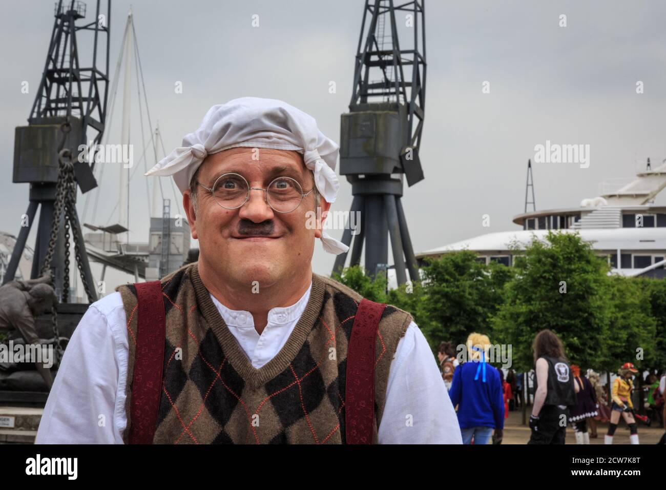 Ein Cosplayer als Monty Python Gumbie Charakter posiert bei MCM Comicon London, UK Stockfoto