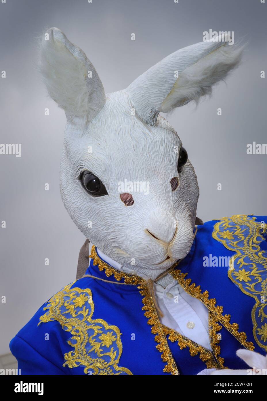 Ein Cosplayer als White Rabbit aus Alice im Wunderland Charakter posiert bei MCM Comicon London, UK Stockfoto