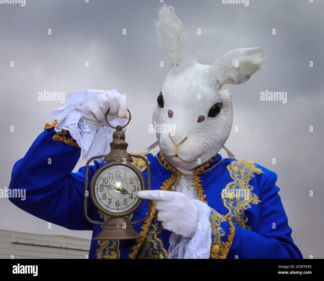 Ein Cosplayer als White Rabbit aus Alice im Wunderland Charakter posiert bei MCM Comicon London, UK Stockfoto