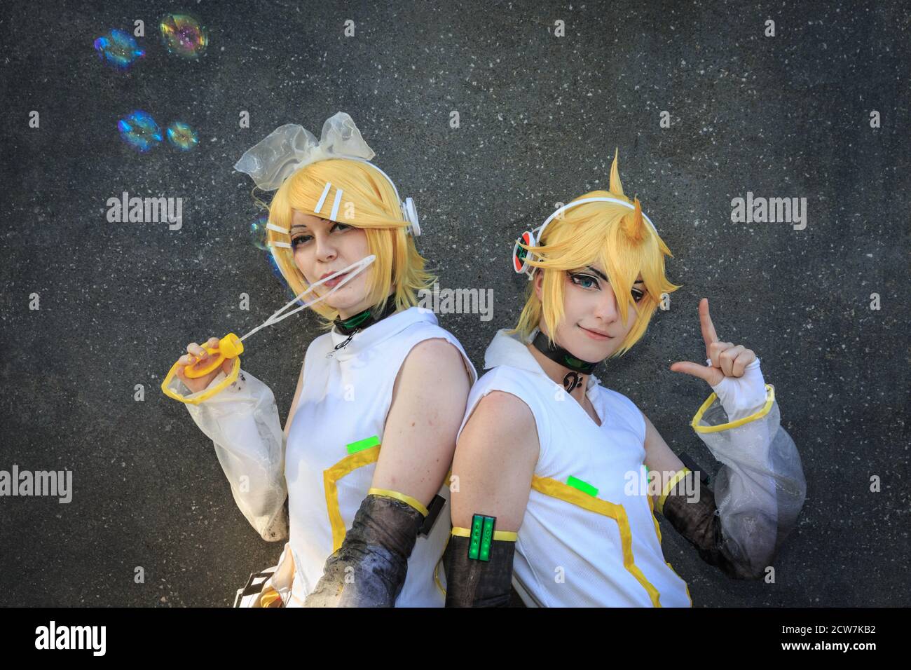 Cosplayer Rin und Len posieren in Vocaloid Kostümen auf MCM comicon London, UK Stockfoto