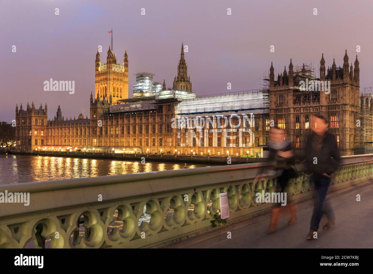Der Hashtag "London United" der sozialen Medien wird am Jahrestag der Terroranschläge von Westminster in London auf die Stunde des Parlaments projiziert. Stockfoto