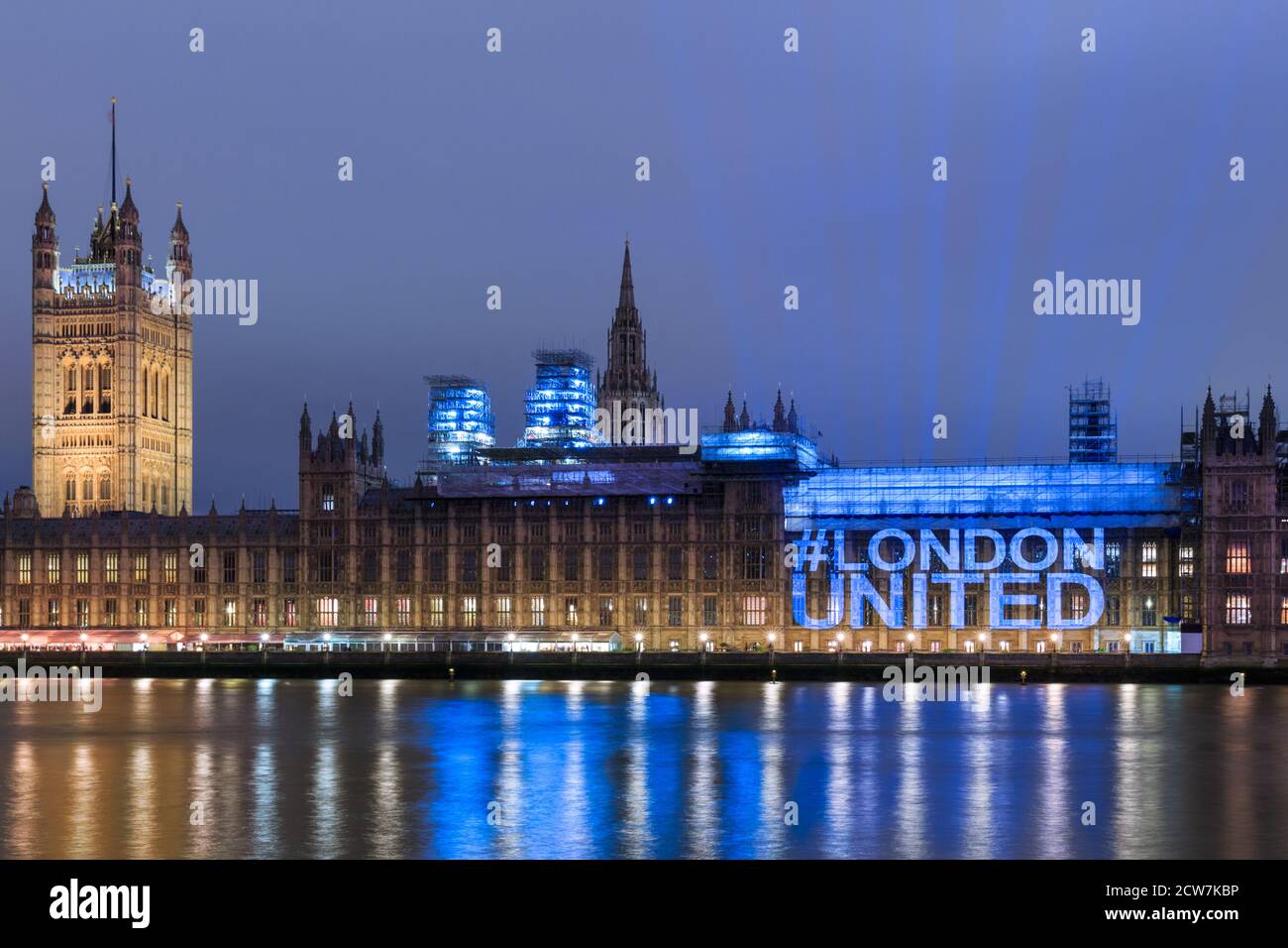 Der Hashtag "London United" der sozialen Medien wird am Jahrestag der Terroranschläge von Westminster in London auf die Stunde des Parlaments projiziert. Stockfoto