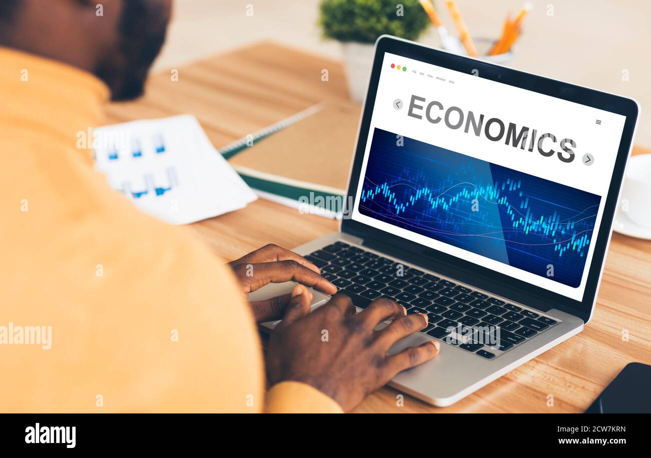 Afrikanischer Geschäftsmann, Der Am Laptop Arbeitet Analyse Wirtschaft Grafiken Im Büro Stockfoto