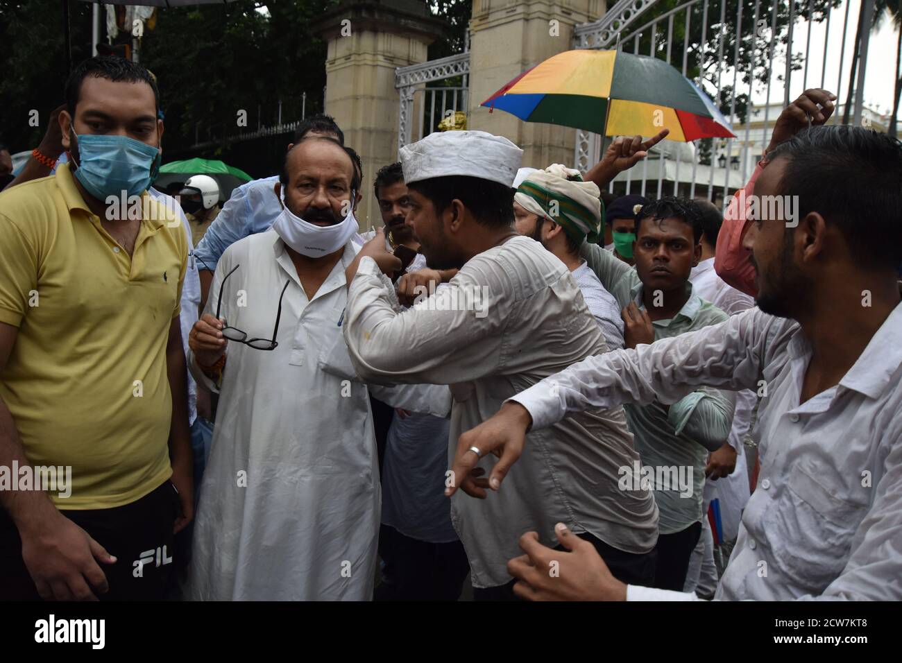 Kalkutta, Indien. September 2020. Kongressaktivisten beklagen sich bei Manoj Chakraborty (2. V.l.), dem Chef der Oppositionswhip, der West Bengalen Legislative Assembly und dem Kongressführer von West Bengalen Pradesh wegen der Missbräuche, die die Politik während des Protestes gegen die jüngsten "Farm Acts 2020" vor dem Raj Bhavan begangen hat, Diese wurden von der BJP führenden Zentralregierung in ganz Indien auferlegt. (Foto von Biswarup Ganguly/Pacific Press) Quelle: Pacific Press Media Production Corp./Alamy Live News Stockfoto