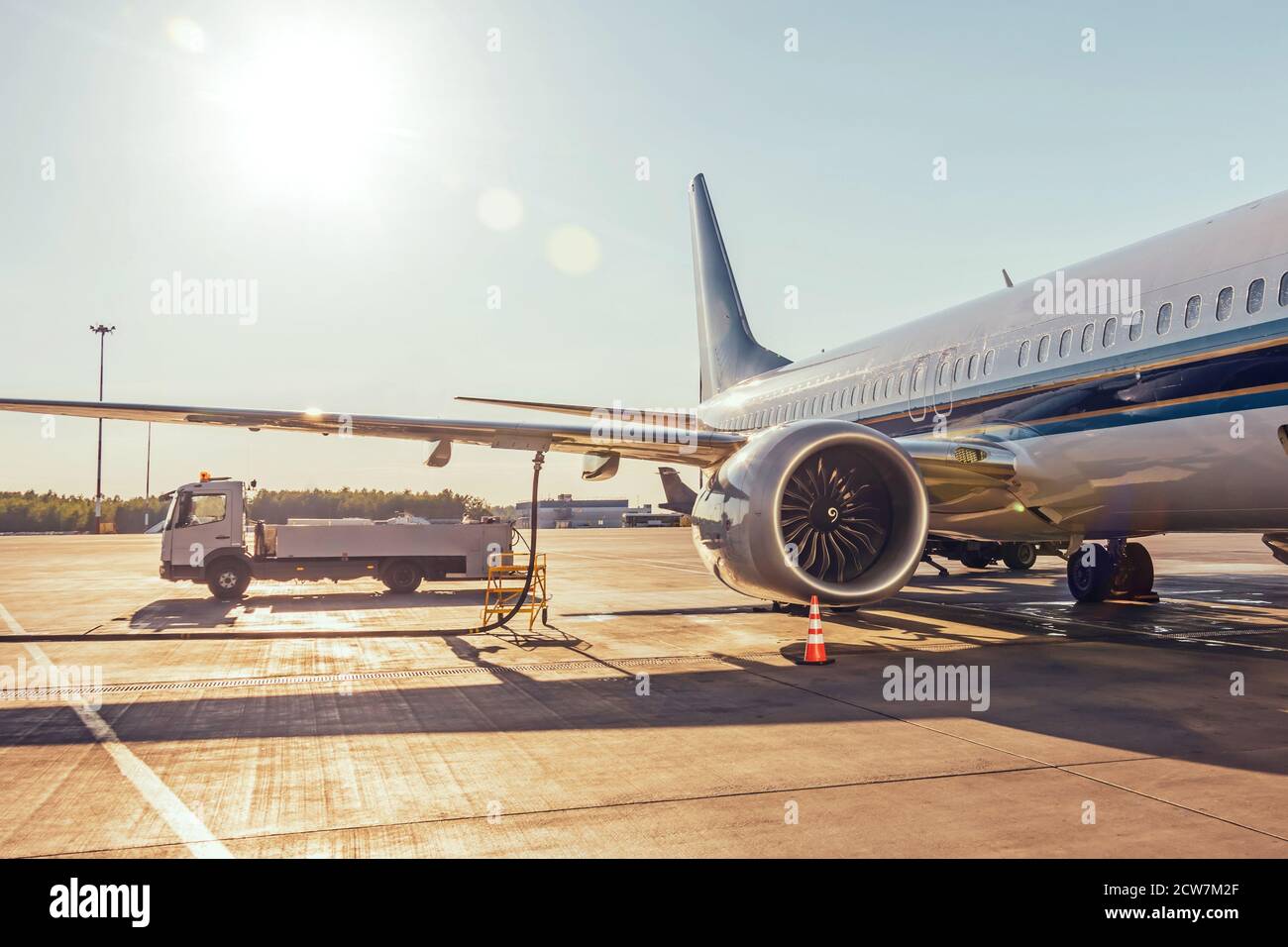 Flugzeugbetankung, angeschlossener Kraftstoffschlauch unter dem Kraftstofftank im Flügel Stockfoto