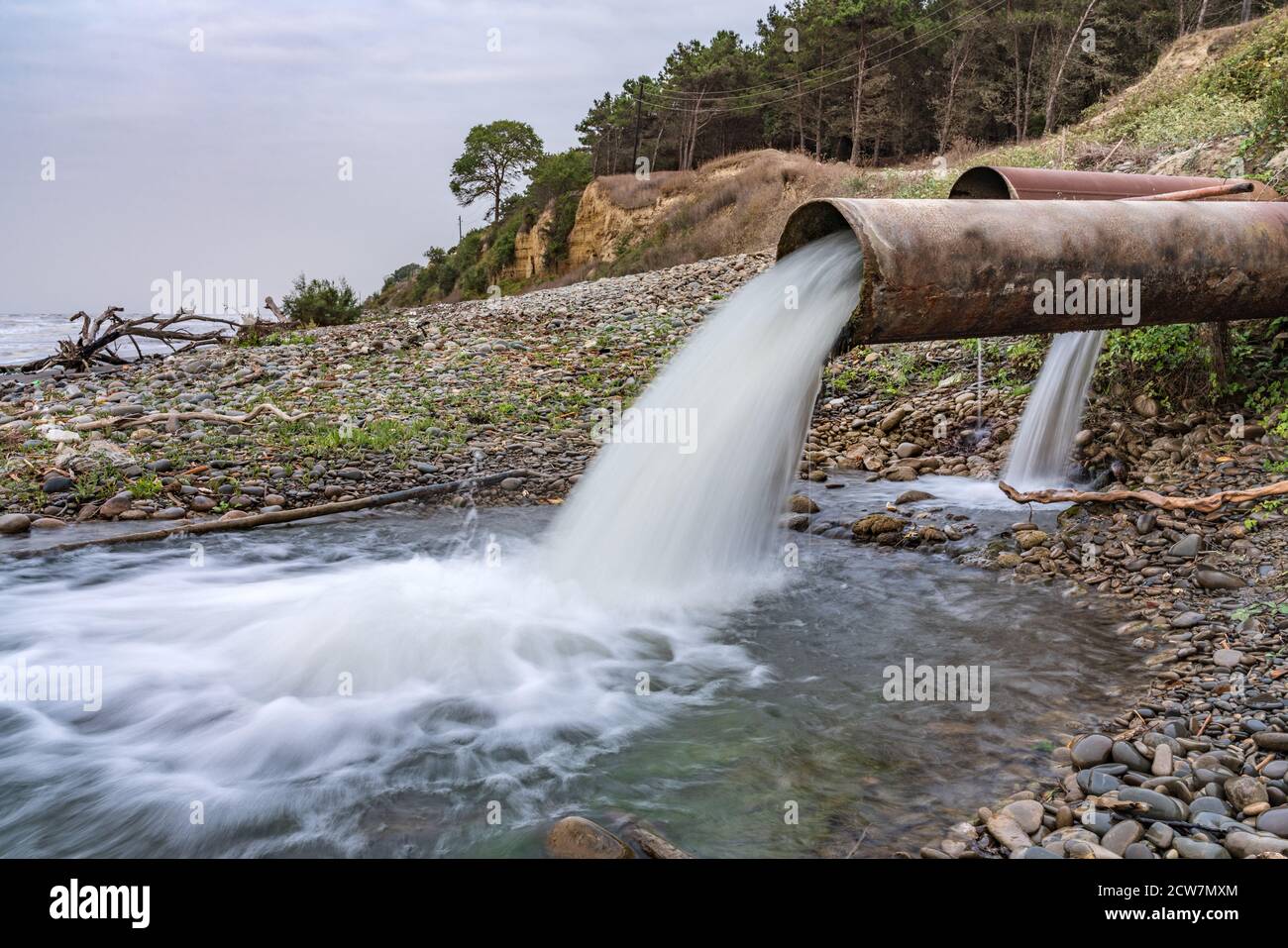Schmutziges Abwasser aus dem Rohr der Fabrik, chemische Verschmutzung der Umwelt Stockfoto