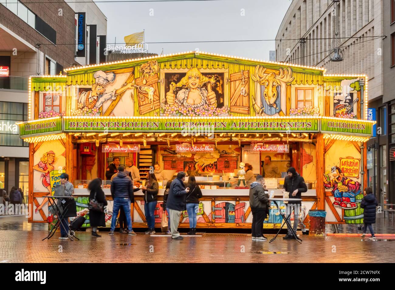 Den Haag, Niederlande - 15. Januar 2020: Stand Verkauf traditioneller holländischer "Oliebollen" (frittierte Teigkugeln) im Winter im Stadtzentrum von T Stockfoto