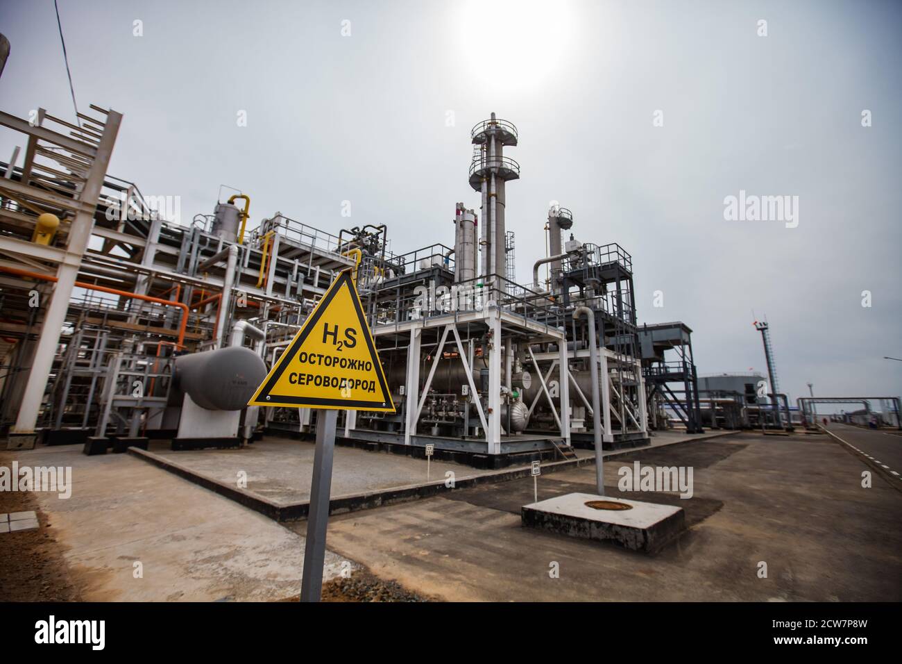 Zhaik-Munai Öllagerstätte, Kasachstan. Ölraffinerie und Gasverarbeitungsanlage. Destillationsturm, Rohre & Pipelines. Schwefeldioxid (Schwefeldioxid) Zeichen. Stockfoto