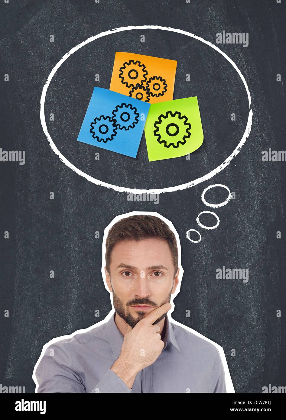 Haftnotizen mit Zahnradzeichnungen auf Tafel und Businessman Thinking Stockfoto