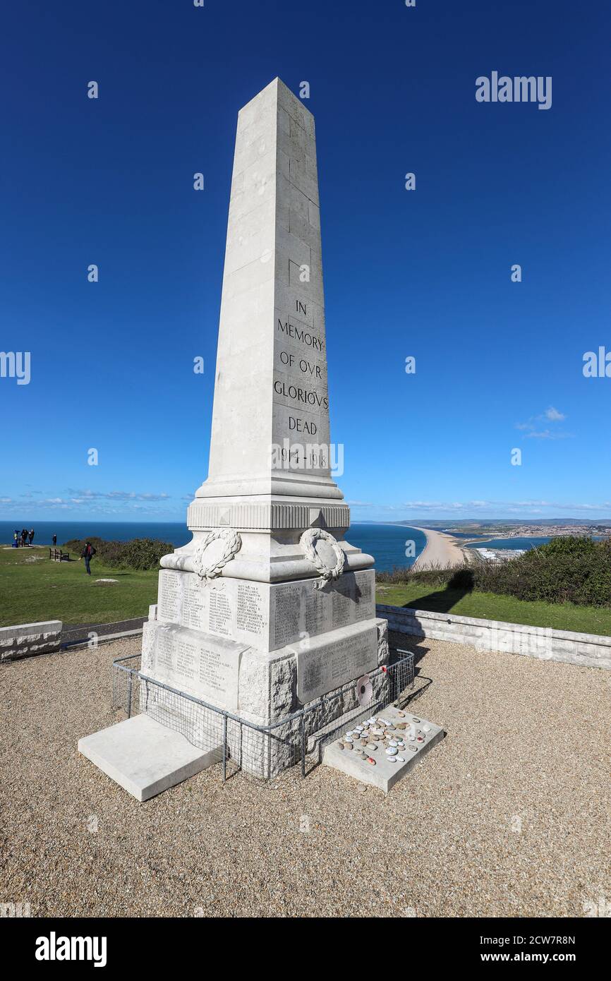 Portland Cenotaph Kriegsdenkmal mit Chesil Beach im Hintergrund, Isle of Portland, Dorset, UK Stockfoto