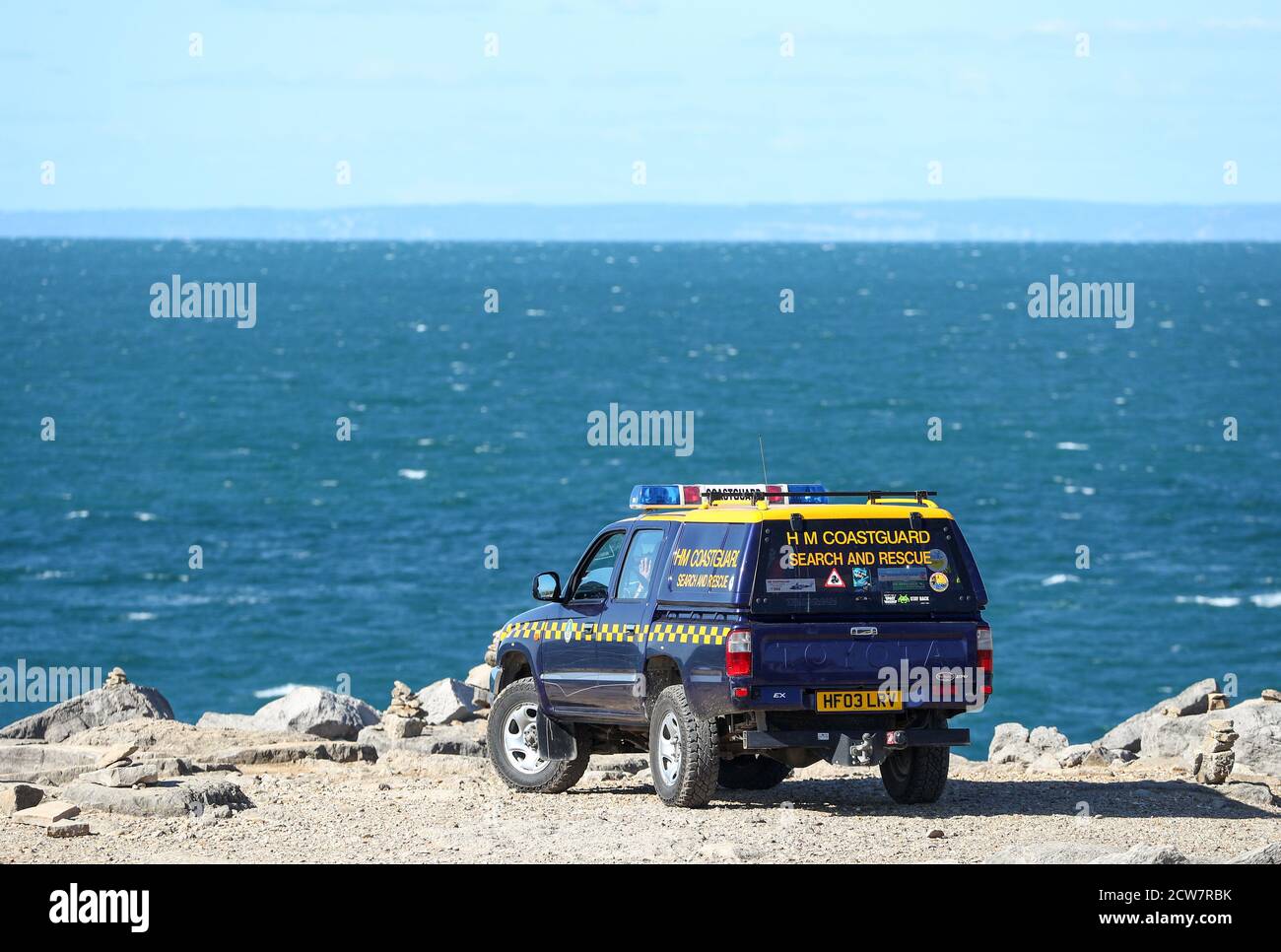 HM Coastguard Search and Rescue Vehicle looking out to Sea, Portland, Dorset, Großbritannien Stockfoto