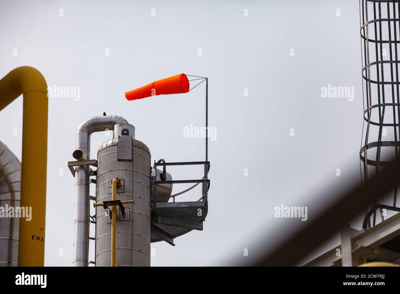 Öllagerstätte und Raffinerieanlage Zhaiyk-Munai, Kasachstan. Sicherheitstechnologien und Dinge. Wetterfahne auf Destillationskolonne. Stockfoto