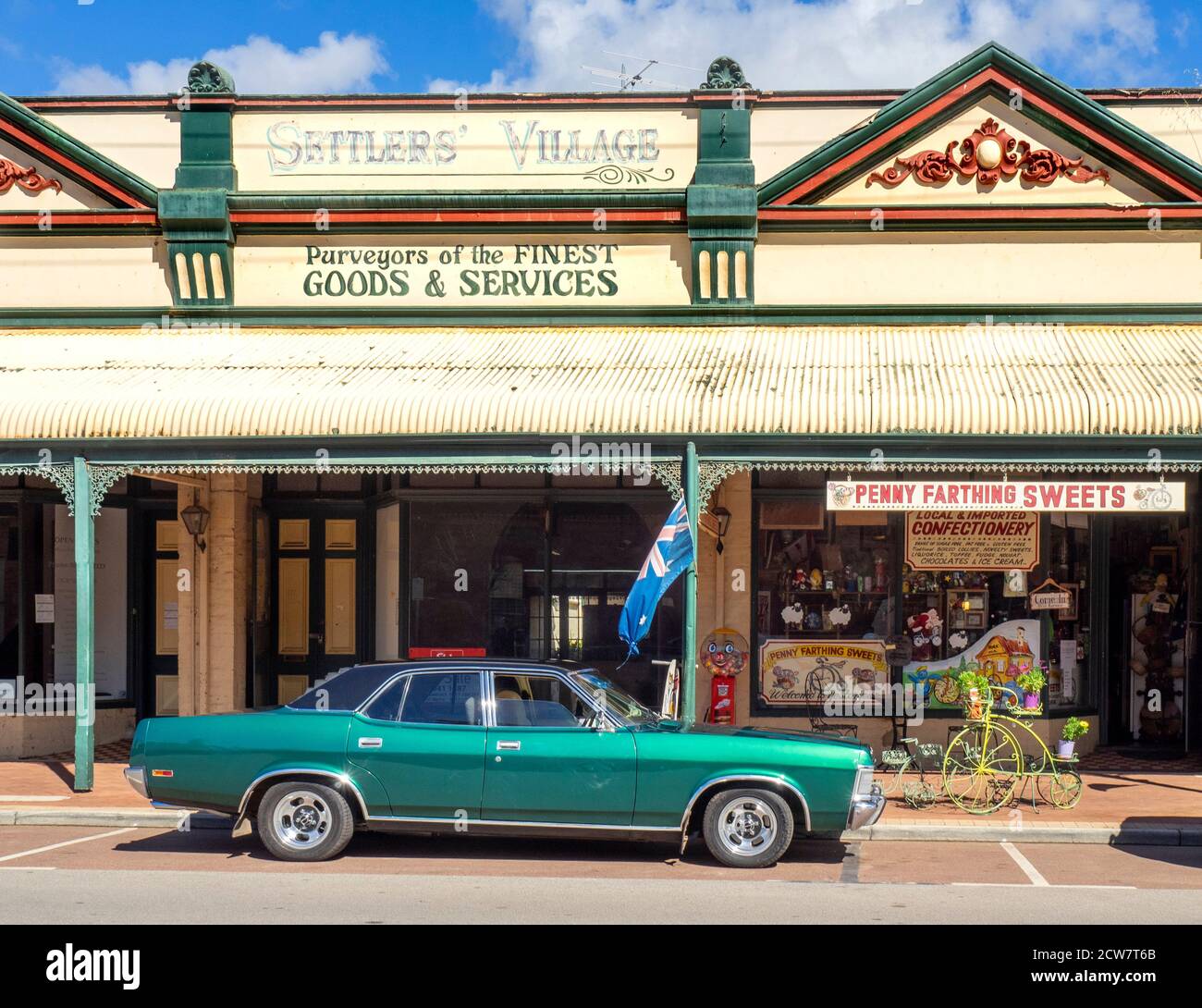 Ford Fairlane 500 ZH 1976-79 geparkt vor Penni Farthing Süßwaren Konditorei auf Avon Terrace York Western Australia. Stockfoto