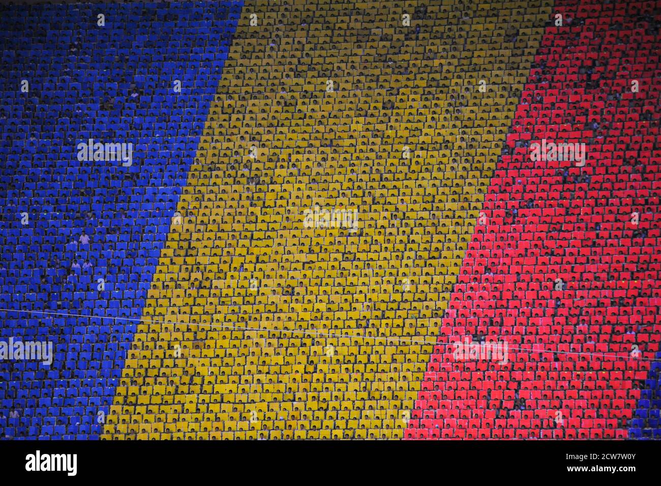 08.08.2012, Pjöngjang, Nordkorea - Riesenmosaiken werden von Tausenden von Menschen während des Arirang Mass Games Festivals im Mai-Stadion dargestellt. Stockfoto