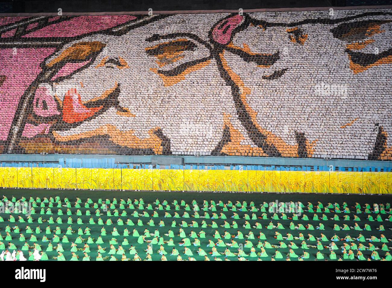 08.08.2012, Pjöngjang, Nordkorea - Riesenmosaiken und künstlerische Darbietung mit Akrobaten, Tänzern und Turner während der Arirang Festival Mass Games. Stockfoto