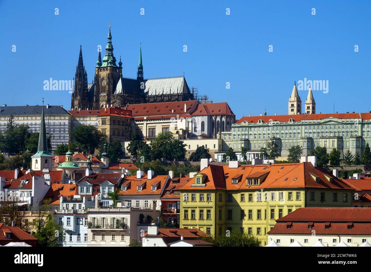 Tschechische Republik Blick auf die Prager Burg mit einer hoch aufragenden Kathedrale über der Mala Strana, Präsidentensitz im Stadtteil Hradcany, Symbol der tschechischen Staatlichkeit Stockfoto