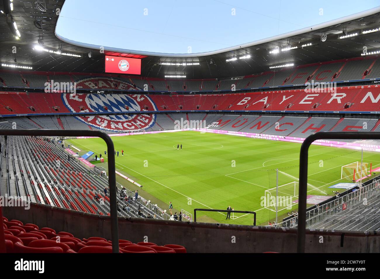 Der DFL Super Cup zwischen dem FC Bayern München und Borussia Dortmund findet ohne Zuschauer statt. Übersicht, leeres Stadion, Interieur, Stadionübersicht ohne Zuschauer, Vereinswappen, Vereinswappen, Allianz Arena. Archivfoto: Fußball 1. Bundesliga-Saison 2020/2021, 1 Spieltag, Spieltage01, FC Bayern München (M) - FCSchalke 04 (GE) 8-0, am 18. September 2020 in München die ALLIANZARENA, DFL-VORSCHRIFTEN VERBIETEN DIE VERWENDUNG VON FOTOS ALS BILDSEQUENZEN UND/ODER QUASI-VIDEO. Weltweite Nutzung Stockfoto