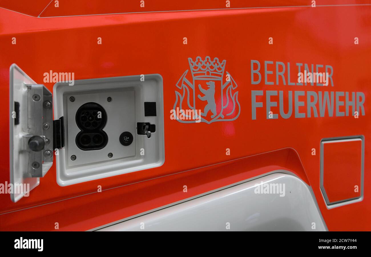 Berlin, Deutschland. September 2020. Hinter einer Klappe sieht man die Ladestecker am Feuerwehr- und Einsatzfahrzeug mit Elektromotor von Rosenbauer. Der Testvorgang soll Informationen über mögliche weitere Anschaffungen liefern. Quelle: Britta Pedersen/dpa-Zentralbild/dpa/Alamy Live News Stockfoto