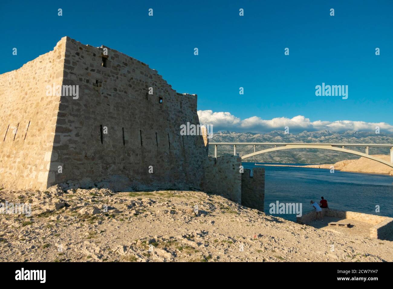 Ruine der Festung Fortica in der Nähe der Brücke zur Insel Pag, Kroatien Stockfoto