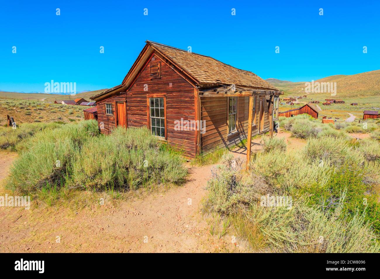 Landstraße mit den Gebäuden aus dem 19. Jahrhundert in Bodie West Ghost Town, in der Nähe des Yosemite Nationalparks. Bodie State Historic Park, California, United Stockfoto