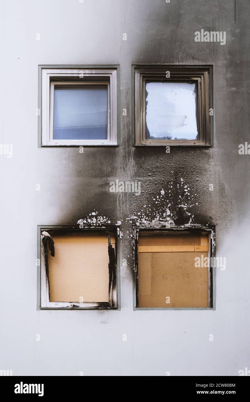Haus oder Haus Feuer vernagelt Fenster und verbrannt Fassade