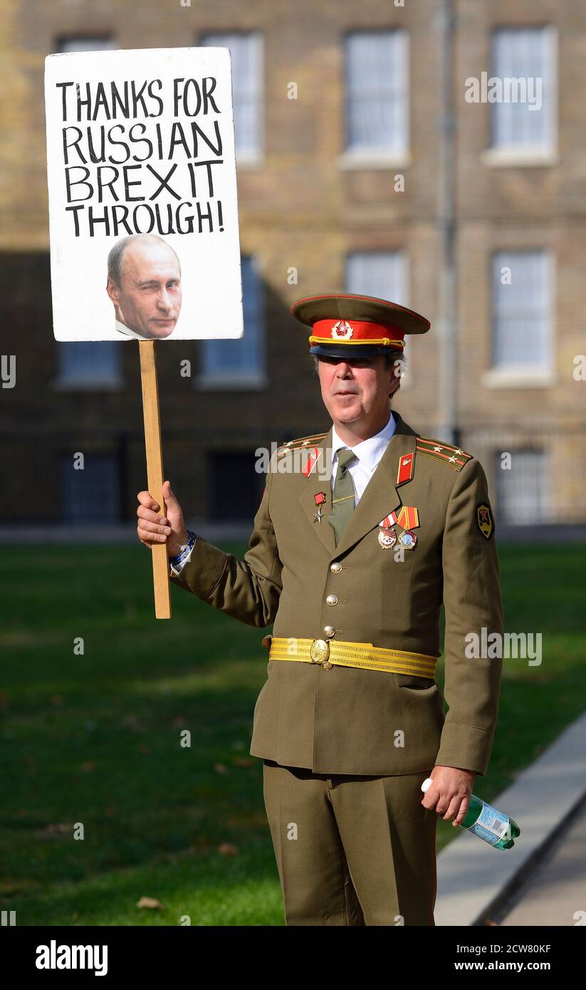London, England, Großbritannien. Steve Bray, Anti-Brexit-Wahlkämpfer (SODEM - Stand of Defiance European Movement) in sowjetischer Uniform, photobombing eine Nachrichtensendung Stockfoto
