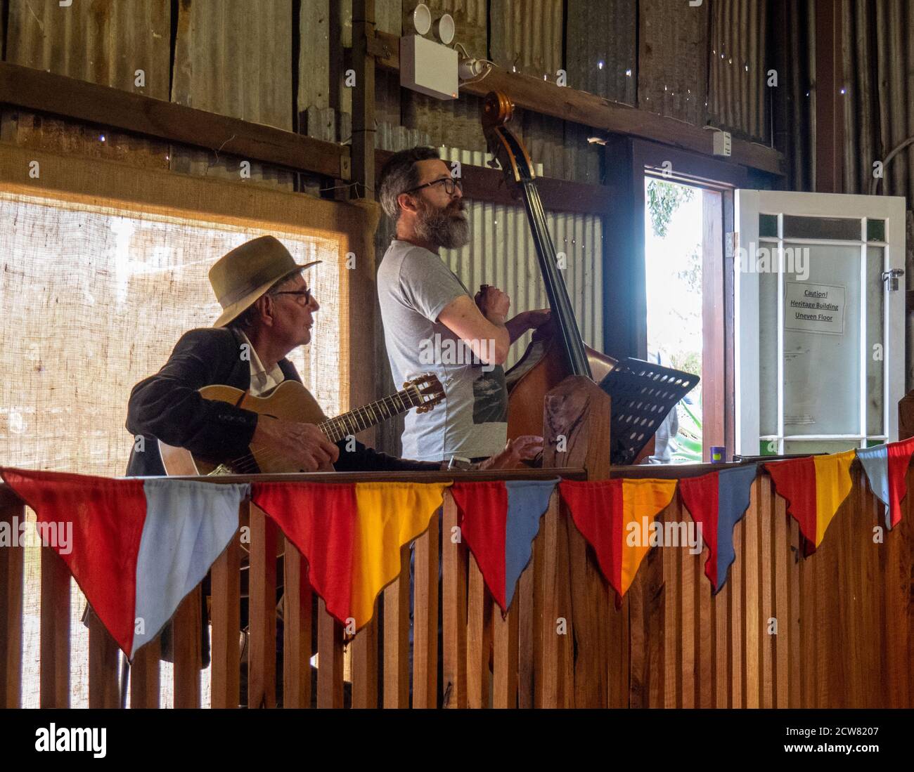 Musiker Gitarrist und Kontrabass Bassist auf der Craft Fair auftreten Markt im York Flour Mill Warehouse York Western Australia Stockfoto