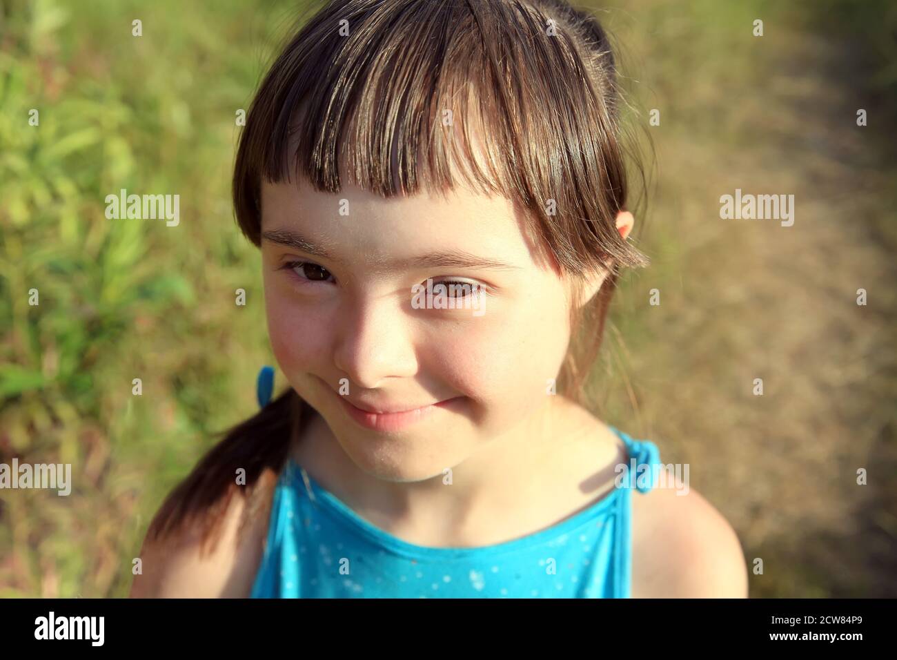 Portrait von kleinen Mädchen lächeln auf Gras Hintergrund Stockfoto