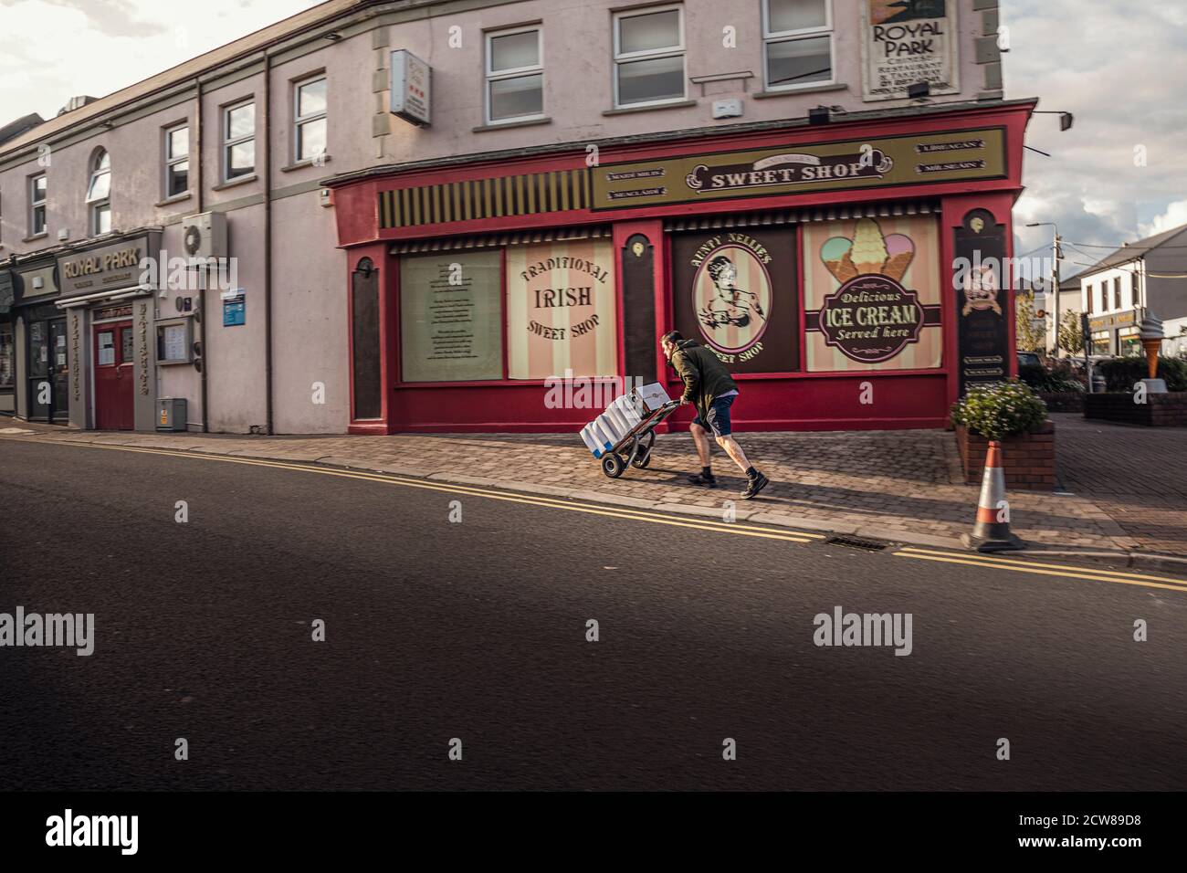 Alltag. Eine Filiallieferung in Greystones. Irland. Stockfoto