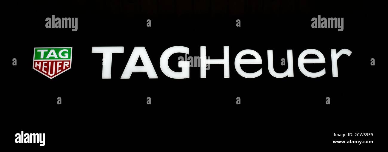 TagHeuer Schweizer Uhrenhändler Neonschild bei Nacht Rushden Lakes Einkaufszentrum. Stockfoto