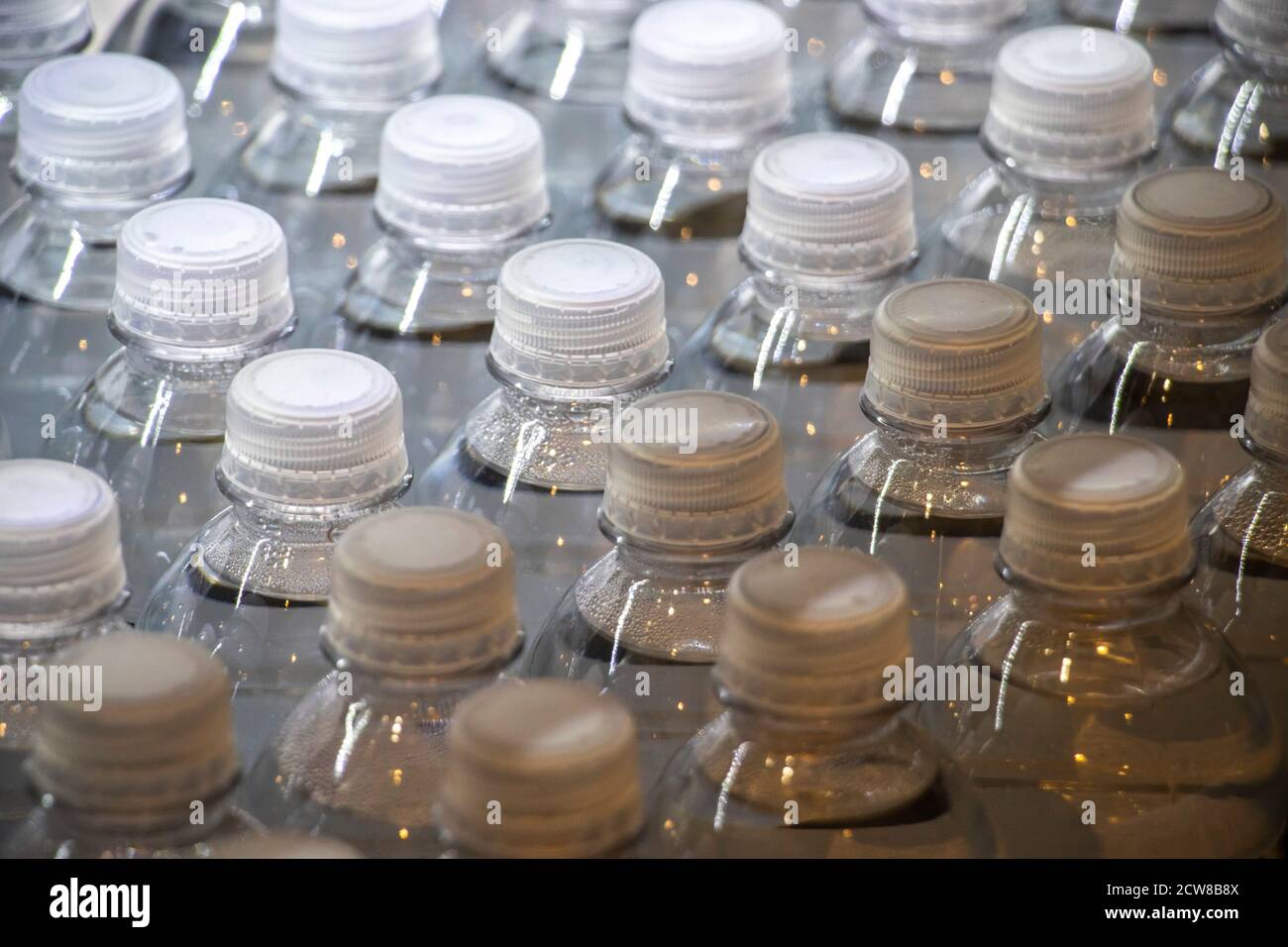 Nahaufnahme von Plastikflaschen. Kunststoffflaschen sind eine der Quellen für Kunststoffabfälle. Geringe Schärfentiefe. Stockfoto