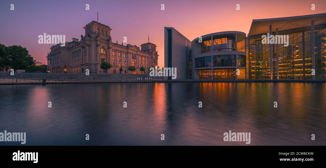 Sonnenuntergang entlang der Spree mit Blick auf den Reichstag und die moderne Architektur des Paul-Löbe-Gebäudes auf der rechten Seite, in Berl Stockfoto