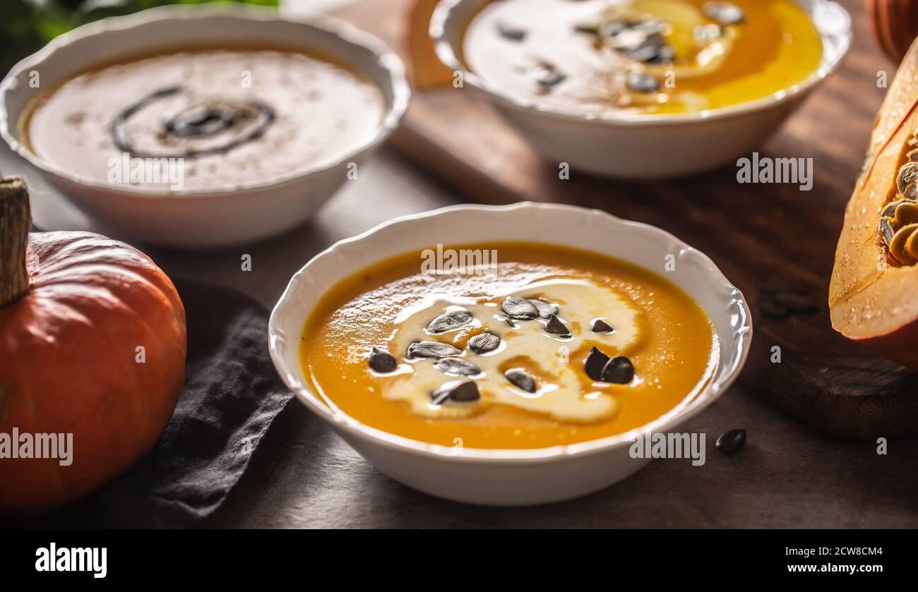 Hausgemachte Kürbissuppe in bowles mit. Herbst hokkaido Suppe mit Balsamico-Essig Stockfoto
