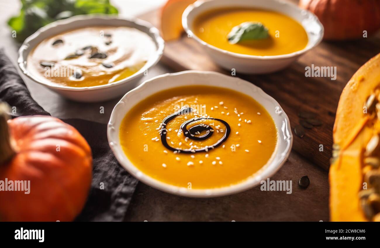 Hausgemachte Kürbissuppe in bowles mit. Herbst hokkaido Suppe mit Balsamico-Essig Stockfoto